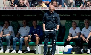 Konsterniert: Torsten Lieberknecht muss mitansehen wie seine Mannschaft in Hannover verliert. - Swen Pförtner/dpa
