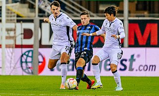 SCP-Verteidiger Marcel Hoffmeier (M.), der hier von Janni Serra (l.) und Masaya Okugawa in die Zange genommen wird, hatte gegen die Arminia einen schweren Stand. - Besim Mazhiqi