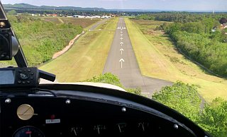Die Landebahn wurde vor rund 20 Jahren auf 1.300 Meter verlängert. Seitdem können hier auch größere Düsenflugzeuge starten und landen. - Jörg Dieckmann