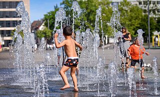 Die Fontänen auf dem Kesselbrink werden gern von Kindern zur Ganzkörper-Abkühlung an heißen Tagen genutzt. - Barbara Franke