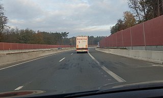 Die Bremsspuren kennzeichnen die Stelle der A33-Bodenwelle unweit der Abfahrt Halle-Zentrum. - Uwe Pollmeier