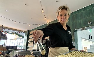 Nicole Große-Johannböcke zeigt stolz ihre hochwertigen und liebvoll hergestellten Pralinen. - Verena Freiberg