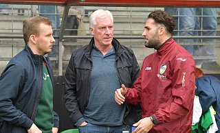 Enge Zusammenarbeit: René Harder (l.) übt beim Regionalligisten FC Gütersloh neben Rob Reekers (Sportlicher Leiter, m.) und Trainer Julian Hesse (r.) wichtige Rollen aus. - sport/presse/foto Dünhölter