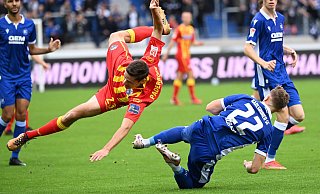 SCP-Akteur Maximilian Thalhammer zog sich in Karlsruhe eine schwere Schulterverletzung zu - womöglich sogar in diesem Zweikampf mit KSC-Spieler Christoph Kobald (r.). - picture alliance/dpa