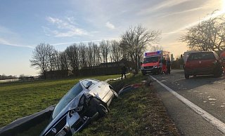 Bei dem Unfall zwischen Minden und Petershagen hat sich eine Mindenerin verletzt. Der Fahrer des silbernen VW Passats aus Uchte blieb unverletzt. - Lea Oetjen
