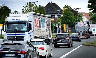Die B64, die durch Herzebrock-Clarholz führt, soll durch die geplante Ortsumgehung entlastet werden. Das Planfeststellungsverfahren für das umstrittene Projekt soll trotz Geldmangels weitergeführt werden. - Andreas Frücht