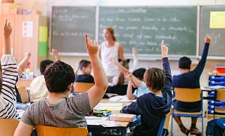 Es werden immer mehr: Die Schülerzahlen steigen in Bielefeld, so die aktuellen Prognosen. Schon jetzt fehlen Fachräume und OGS-Plätze. Und auch die Ausstattung lässt oft zu Wünschen übrig, gerade was die digitalen Möglichkeiten angeht. Foto: dpa - Frank Molter
