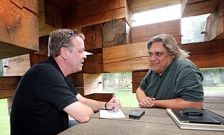 Künstler Cornelius Rinne im Gespräch mit NW-Kulturchef Stefan Brams: "Bielefeld braucht mehr Visionen." - FOTO: WOLFGANG RUDOLF