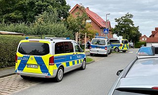 Einsatzwagen der Polizei am Tatort auf dem Kaukenberg. - Ralph Meyer