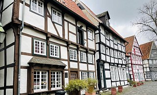 Das Fachwerkhaus am Alten Kirchplatz 9 in Gütersloh steht aktuell für knapp 400.000 Euro zum Verkauf. Georga Weiß hat fast 28 Jahre lang dort gelebt. Die Geschichte der Immobilie ist beeindruckend. - Lena Vanessa Niewald
