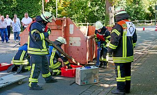 Einsatzkräfte des Löschzugs Haaren üben die Technische Rettung einer eingeklemmten Person unter einem Container. - Ralph Meyer