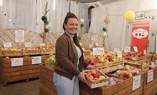 Juniorchefin Charlotte Otte zeigt eine Vielfalt an Apfelsorten, die der Obsthof anpflanzt. Die Auswahl ist im Herbst so hoch wie nie im Jahr. - Susanne Blersch