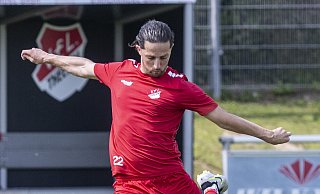 Theesens Neuzugang Timur Rieger hat als vielseitiger Akteur in der Abwehr das Spiel des Westfalenligisten meistens vor sich. - Jörg Dieckmann