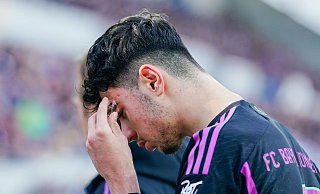 Bayerns Aleksandar Pavlovic zog sich in der Partie in Darmstadt eine leichte Kopfverletzung zu. - Uwe Anspach/dpa