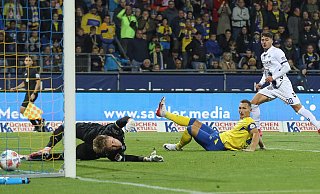 Paderborns Stefano Marino (rechts) trifft in Braunschweig zum 2:1-Siegtreffer. - picture alliance / Foto Huebner