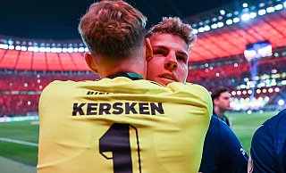 Arminia-Keeper Jonas Kersken muss seinen Teamkollegen Julian Kania nach der Finalniederlage trösten. - Teresa Kroeger/RHR-FOTO
