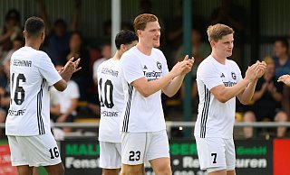 Nun in der Kreisliga aktiv: Ex-Profi Marcel Halstenberg (2.v.r). - Julian Stratenschulte/dpa