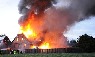 Ob bei schweren Verkehrsunfällen oder Brandkatastrophen wie auf unserem Archivbild – die rund 160 Feuerwehrleute der vier Haller Löschzüge werden im Schnitt 200 Mal pro Jahr gerufen. Geld bekommen sie dafür nicht, aber die Dankbarkeit der Menschen in Not. - Herbert Gontek