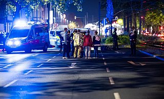 Einsatzkräfte stehen am Tatort: Bei einer Schießerei in Hannover sind mehrere Menschen verletzt worden. - Moritz Frankenberg/dpa