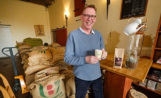 Andreas Risse ist Kaffeeenthusiast, seit 16 Jahren Geschäftsführer seiner eigenen Kaffeerösterei und kennt sich bestens mit dem Markt und Kaffeepreisen aus. - Andreas Zobe