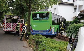 Durch eine Mauer hindurch hat sich der Omnibus am 20. Juli in einen Vorgarten an der Ecke von Uhlandstraße und Wielandstraße manövriert. - Elke Niedringhaus-Haasper
