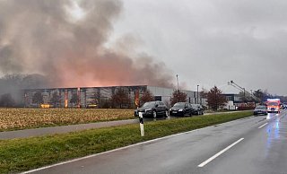 Ein Möbelhaus brennt in voller Ausdehnung in Rietberg. - NW