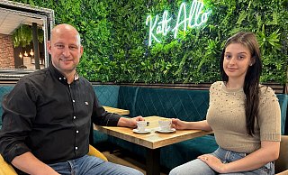 Konditor Inants Kara Chotza und seine Tochter Gülsün Kara Chotza bieten mit dem Kati Allo nahe des Dreiecksplatzes eine neue gastronomische Adresse in der Gütersloher Innenstadt. - Christian Bröder