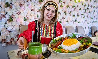 Köchin und Besitzerin des Bielefelder Restaurants "Schiwa" Asih Maboudi präsentiert den traditionellen Eintopf "Dizi" im typischen Tontopf, sowie eine Grillplatte mit Safranreis und Gemüse. - Barbara Franke