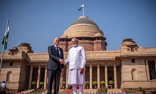Indiens Premierminister Narendra Modi empfängt Bundeskanzler Olaf Scholz (SPD) mit militärischen Ehren. - Michael Kappeler/dpa
