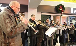 Himmlische Töne: Die Musiker des Posaunenchors Herford-Mitte un befreundete Bläser spielen vor rund 100 Menschen in der Bahnhofshalle Weihnachtslieder. - Alexandra Golfinger