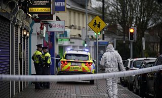 Gerichtsmediziner und Polizisten am Tatort - ein Restaurant im Vorort Blanchardstown. - Niall Carson/PA/dpa