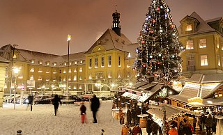 So ähnlich könnte es aussehen, wenn zum Weihnachtsmarkt der große Weihnachtsbaum der "Ravensberger Himmelspforte" tatsächlich vom Alten Markt auf den Rathausplatz umziehen würde. - Frank-Michael Kiel-Steinkamp