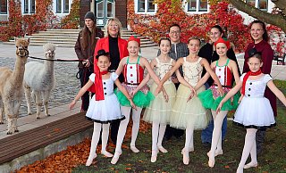 Freuen sich auf das "Winterliche Schlossvergnügen": Cora Stebner (hinten, v. l.) mit den Alpakas „Goldsmith“ und „Mojito“, Sylvia Blaha, Larissa Mattlage, Sina Schlüter und Jacqueline Ruiz Vera sowie die Ballettschülerinnen Milena, Malin, Lena, Mia, Aurelia und Hjördis. - Merkur Group