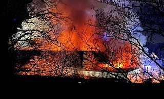 Das Foto eines Anwohners zeigt, wie die Halle von Bestpool am Dienstagabend lichterloh brennt. - NW