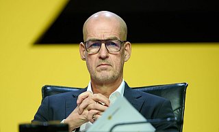 Bedröppelte Miene bei BVB-Geschäftsführer Carsten Cramer wegen des Wahlergebnisses für den neuen Vereinspräsidenten Hans-Joachim Watzke. - Bernd Thissen/dpa