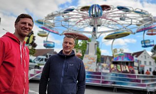 Heinz Deinert (links) und Marlon Klaasen betreiben die Fahrgeschäfte Twister und Jump Street. Beide kommen immern gern zum Frühlingsfest nach Bünde. - Florian Weyand