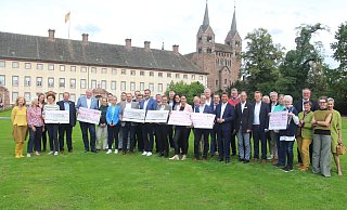 Die Begünstigten mit den Vertreterinnen und Vertretern der Serviceclubs der Region bei der Spendenübergabe in Corvey. - Burkhard Battran