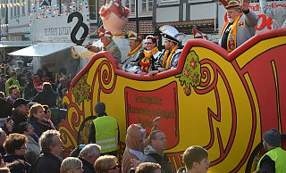 Jecken unterwegs: So wie hier beim Karnevalsumzug in Rietberg 2015 werden auch in diesem Jahr Tausende zu den Rosenmontagsumzügen im Kreis Gütersloh erwartet.  - Raimund Vornbäumen