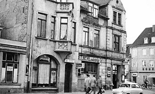 Die Goebenstraße 25 wurde am 21. April 1959 für eine Bestandsaufnahme von Werbeträgern fotografiert. - Kommunalarchiv