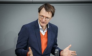 Bundesesundheitsminister Karl Lauterbach spricht im Bundestag über die Digitalisierung im Gesundheitswesen. - Kay Nietfeld/dpa