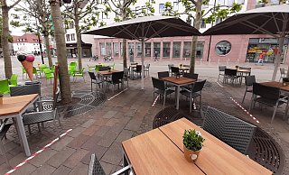 Mehr Platz für die gleiche Anzahl Tische braucht jetzt die Außengastronomie wie hier am Kamp in Paderborn. Die Gebühren dafür entfallen immerhin in diesem Jahr. - Mareike Gröneweg