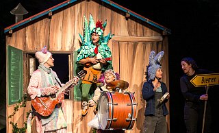 Stadtmusikanten: Esel, Hunde, Katze und Hahn machen sich auf den Weg nach Bremen. - Theater Paderborn / Tobias Kreft