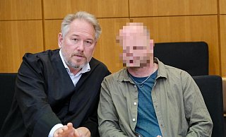 Vor dem Geständnis sitzen der ehemalige Jugenddiakon (r.) und sein Strafverteidiger Carsten Ernst (l.) auf der Anklagebank. - Andreas Zobe