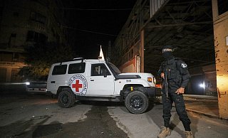 Die Hamas händigte die sterblichen Überreste zweier weiterer getöteter Geiseln an das Rote Kreuz aus. (Archivbild) - Yousef Al Zanoun/AP/dpa