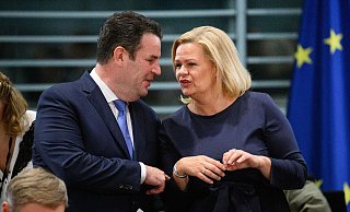 Arbeitsminister Hubertus Heil (l) und Innenministerin Nancy Faeser unterzeichneten eine Menschenrechtserklärung für die EM. - Bernd von Jutrczenka/dpa