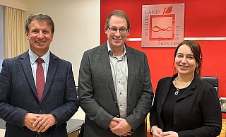 Landrat Michael Stickeln (l.) und Kreisdirektorin Manuela Kupsch wünschen dem neuen Leiter des Jugendamtes, Karsten Oeynhausen, viel Erfolg für sein neues Amt. - Kreis Höxter