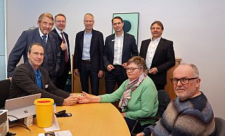 Die Schlaganfallinfotour startet wieder: Auch dieses Mal können Interessierte ihr Schlaganfallrisiko von Georg Backhausen untersuchen lassen – so wie Heike und Udo Göcke aus Nettelstedt. Paul Gauselmann, VolkerBöttcher, Frank Haberbosch, Marc Schäuble (Sparkasse Minden-Lübbecke) und Jürgen Vieker (Sparkasse Minden-Lübbecke) beobachteten das Prozedere. - Merkur Group
