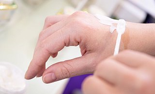 Nicht nur bei empfindlicher Haut lohnt es sich, die Inhaltsstoffe von Pflegeprodukten zu checken. - Franziska Gabbert/dpa-tmn