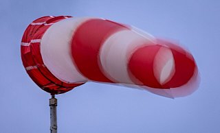 In der zweiten Nachthälfte bis zum Morgen wird es nach Einschätzung des Deutschen Wetterdienstes (DWD) vor allem an der Nordseeküste stürmisch. - Jens Büttner/dpa/dpa-tmn