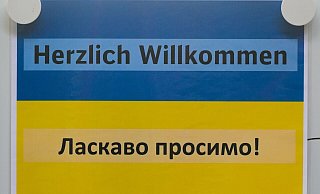 «Herzlich Willkommen» steht auf einem Schild auf dem Dresdner Hauptbahnhof in deutscher und ukrainischer Sprache. - Foto: Robert Michael/dpa-Zentralbild/dpa